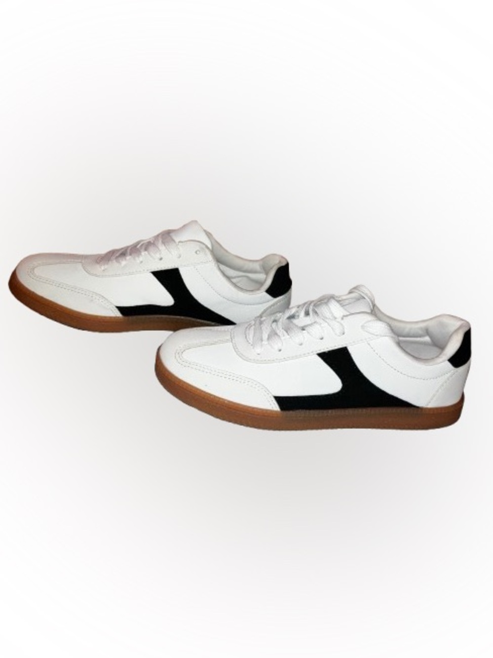 No Boundaries White Black Gum Low-Top Sneakers Women’s Size 8